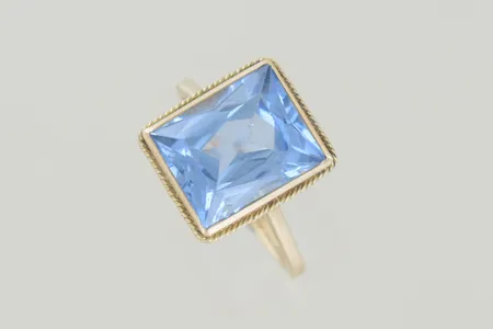 Ring med sten stl 17½ mm bredd 13,9x12 mm graverad 14K  Vikt: 4,7 g