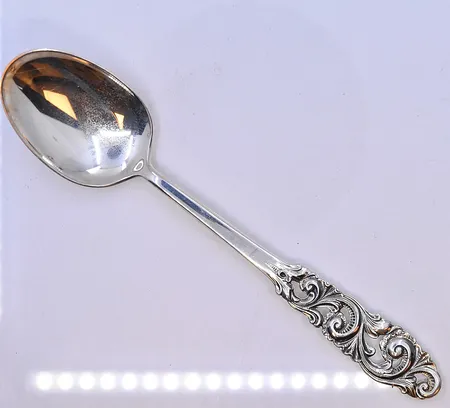 18 skedar längd 18,5 cm, silver 830/1000. Vikt: 721,3 g