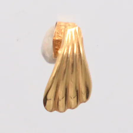 Ett udda örhänge, längd 11,1mm, bredd 6,1mm, 18K Vikt: 0,3 g