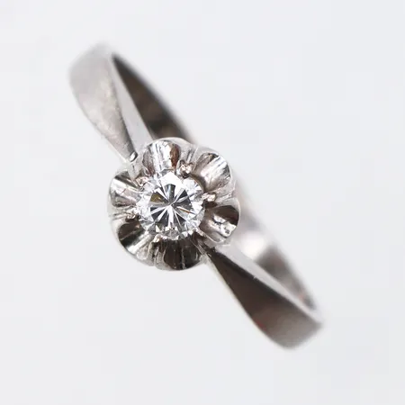 Ring vitguld med solitär diamant på 0.20 ct,skadad skena,storlek 17 ¾ mm,bredd 1.7-7.1 mm,18k. Vikt: 3,4 g
