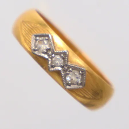 Ring stl 18¾, vitguldsinfattning, vita stenar, gravyr, 23K Vikt: 6,4 g