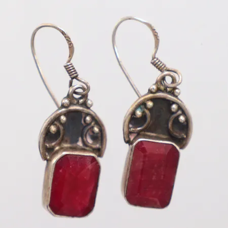 Ett par örhängen silver 925/1000 röda stenar längd  4cm Vikt: 7,8 g