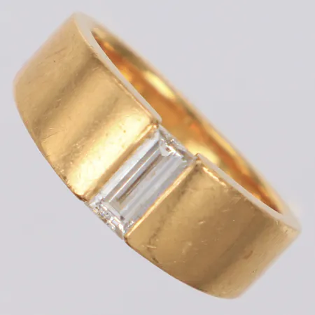 Ring med baguetteslipad diamant 1xca 0,40ct, stl 17, bredd 7,1mm, smärre repor, 18K  Vikt: 9,9 g