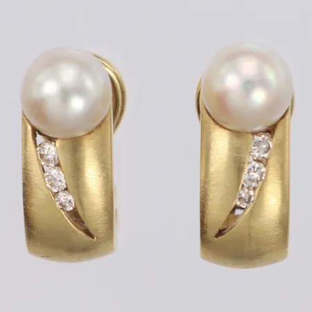 Örhängen med diamanter 6xca0,01- 0,02ct samt odlade pärlor, längd 19,8mm, bredd 7,1mm, 14K Vikt: 9,1 g