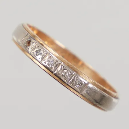 Ring med åttkantslipade diamanter 4 x ca 0,001ct, en diamant saknas, stl:21, bredd 4mm, Be-Kå Guld AB år 1975, gravyr 18K  Vikt: 3,9 g