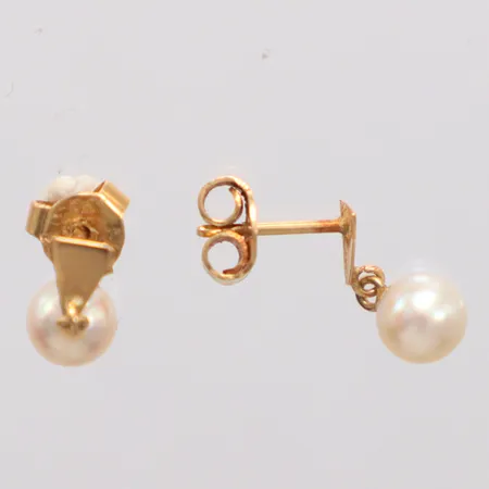 Ett par örhängen odlade saltvattenpärlor Ø5,4mm, 18k  Vikt: 1,3 g