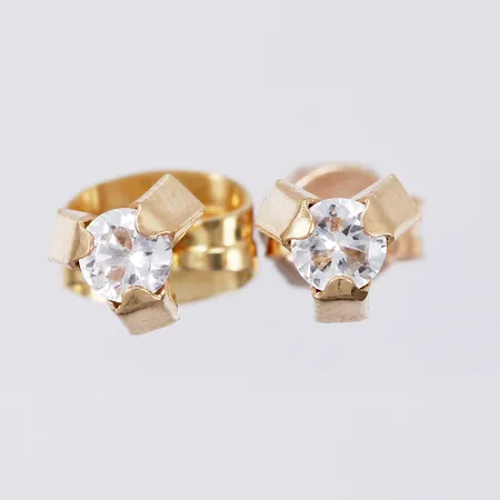 Ett par örhängen med vita stenar längd: ca 1,1cm bredd. ca 1-3mm ena stoppers i förgylld metall 18K Vikt: 0,5 g