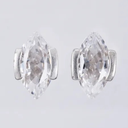 Ett par örhängen med vita stenar längd: ca 1,5cm bredd: ca 6mm silver 925/1000 Vikt: 2,3 g