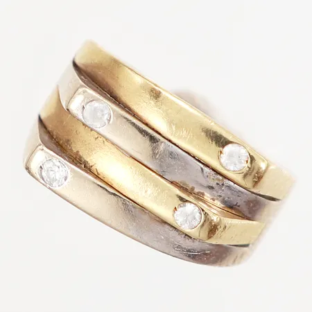 Ring med vita stenar stl:17½ bredd: 5-11mm, i behov av omrodinering, missfärgningar, vit/gulguld, 14K Vikt: 5,8 g