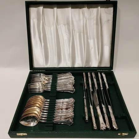Besticksset, tio skedar 16,5cm, tio gafflar 18cm, tio knivar 20cm, etui med fläckar på insidan, finska stämplar Silver 813/1000 Bruttovikt:1454,7g Vikt: 1454,7 g