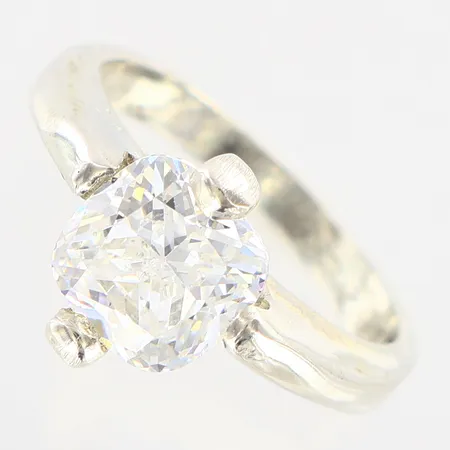 Ring med sten stl:17, bredd ca: 2mm, skev, silver 925/1000 Vikt: 4,6 g