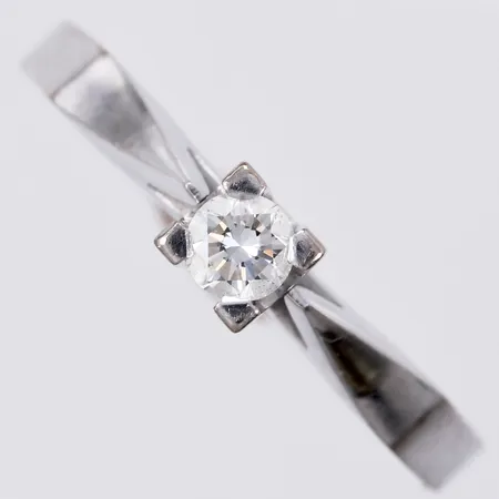 Ring med diamant 1x0,15ct enligt gravyr briljantslipad stl: ca 16¾ bredd: ca 2mm vitguld 18K  Vikt: 2,9 g
