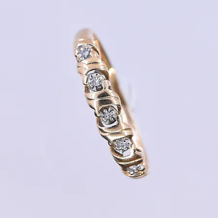 Ring med vita stenar stl:16½, bredd 1-4 mm 18K. Vikt: 1,2 g