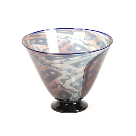 Glasskål, Simon Gate, Graal, Orrefors 1928
Signerad Graal Orrefors 1928, KB (Knut Bergqvist) SG (Simon Gate) Bruntonad med dekor i blått på fot, höjd 10cm, diameter 12,5cm Vikt: 0 g