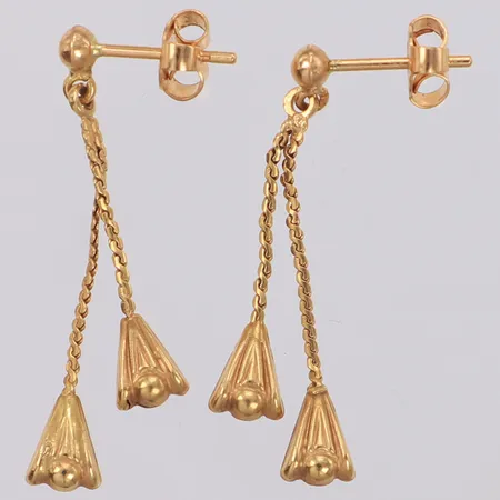 Ett par örhängen längd 31,5mm, bredd 5,3mm, 18K  Vikt: 2,5 g