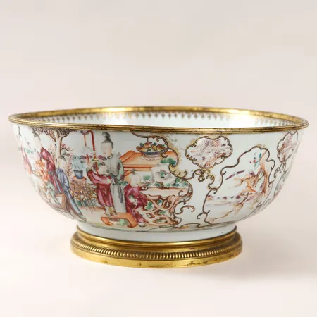 Bålskål Kina kompaniporslin Qingdynastin, Qianlong 1736-1795, med förgylld bronsmontering, dekor i famille rosefärger av figurscener från hovlivet, Ø39cm, höjd 18,5cm, åldersbetingat slitage, ytliga retuscher.  Specialfrakt, kontakta pantbankskontoret för mer information.