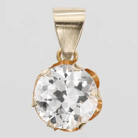 Hänge med vit sten längd 19mm, bredd 11mm, Bergmans Guldvaror år 1975, 18K Vikt: 1,6 g