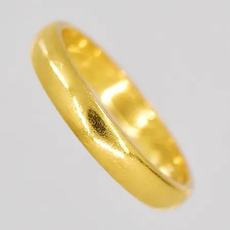 Ring stl:18¼ bredd 3,5mm graverad 23K Vikt: 4,6 g