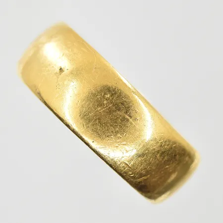 Ring stl:19¼ bredd 7 mm, gravyr, 18K. Vikt: 9,8 g