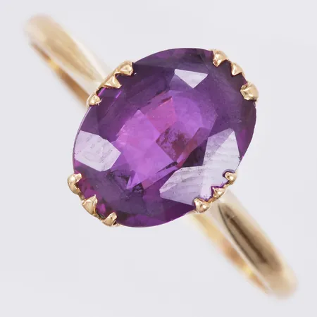 Ring med syntetisk färgad sten stl: ca 19½ bredd: ca 1-10mm 18K Vikt: 2,7 g