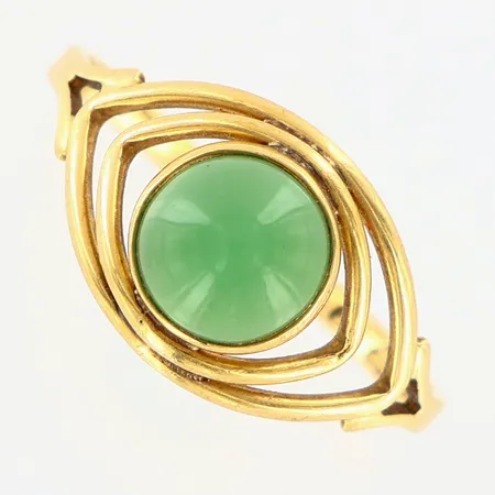 Ring med grön sten stl:16½, bredd:1,5-11mm, något skev skena, 18K Vikt: 1,9 g