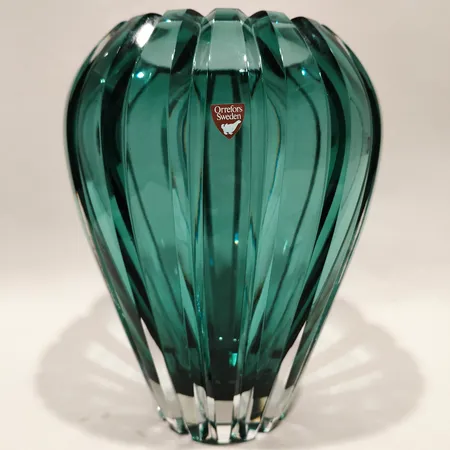 Vas Orrefors, Gunnar Cyrén, höjd ca 21,5cm, numrerad 4719-23, etikettmärkt, grönt/turkost och ofärgat glas, signerad, personlig gravyr på botten. Skickas med paket.