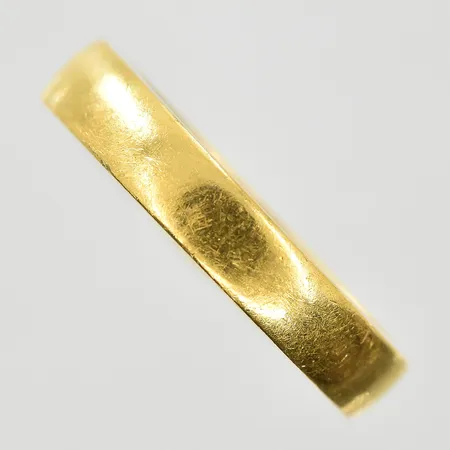 Ring stl:17½ bredd 4 mm, gravyr, 23K. Vikt: 5,2 g