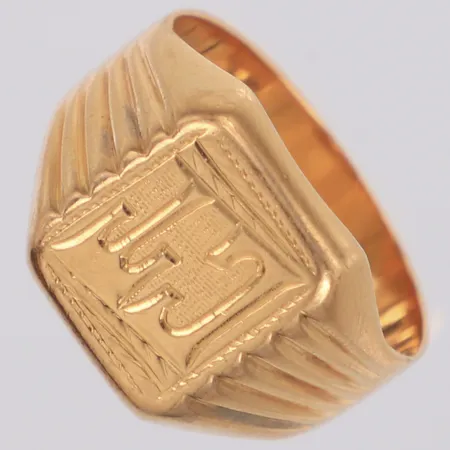 Ring stl:18¼, bredd 13mm, monogram, 18K Vikt: 6,7 g