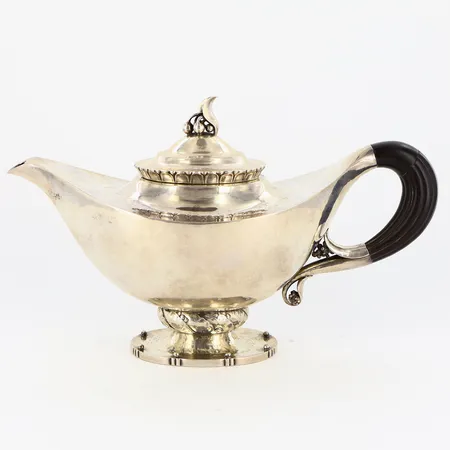 Kanna Georg Jensen modell 71, höjd:ca14cm, handtag i trä, stämplad 1920, silver 830/1000 Vikt: 418,4 g