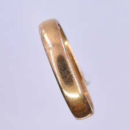 Ring stl:18½, skev skena och graverad 20K. Vikt: 3,9 g