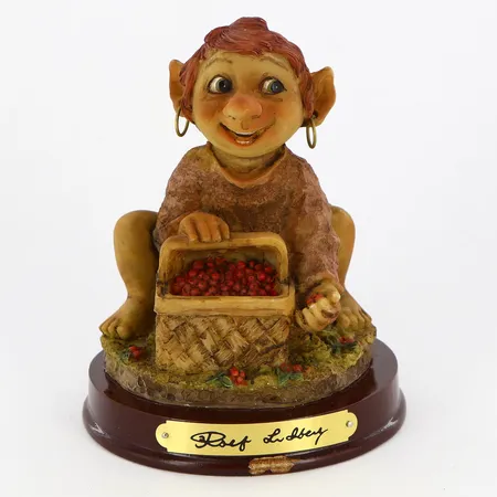 Rolf Lidberg Troll med bär, höjd:12cm, RBA Olofström, upplaga 4392/9000, träsockel med färgbortfall, originallåda.  Vikt: 0 g Skickas med paket.