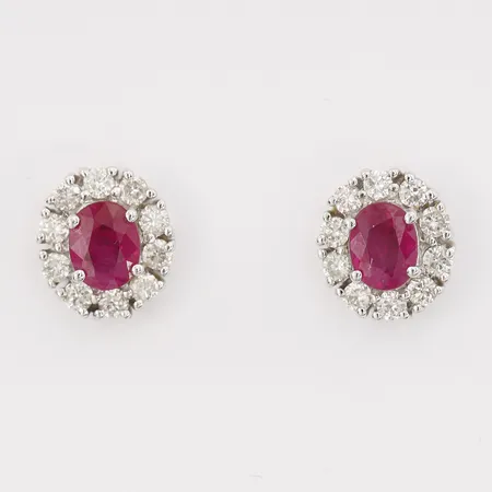 Örhängen i karmosémodell med rubiner 2 x ca 0,50ct samt diamanter 20 x ca 0,02ct, mått 9 x 8mm, stift, 18K vitguld. Vikt: 2,6 g