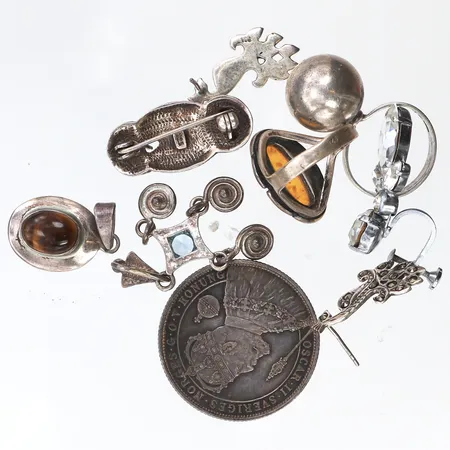 Diverse silversmycken vikt 38.3 gram + udda bijouteriörhänge. Vikt: 3 g