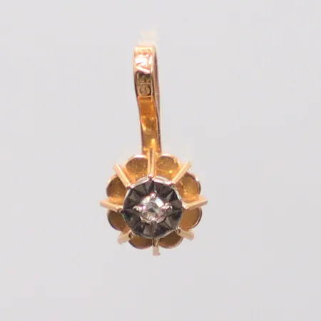 Hänge diamant 1x ca. 0,01ct, vitguldsinfattning, längd 11,6mm, bredd 5,8mm, 18K  Vikt: 0,5 g