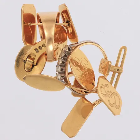 Diverse guld, stenar, gravyr, skadat, 18K  Vikt: 26,2 g