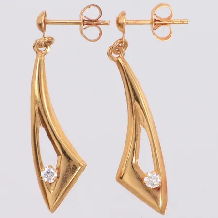 Örhängen med vita stenar, längd 32mm, bredd 8mm, 18K Vikt: 1,2 g