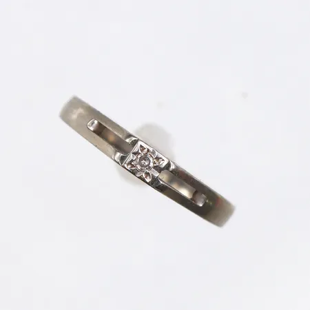 Ring vitguld med solitär diamant på 0.02 ct enligt inskription,storlek 16 ½ mm,bredd 1.9-2.9 mm,18k. Vikt: 1,6 g
