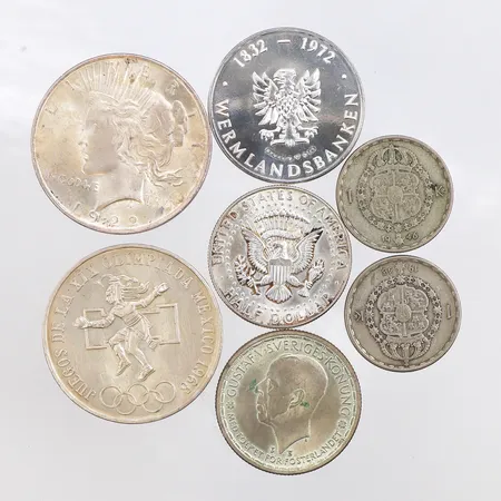 Mynt One Dollar 1922 90% vikt 26.8,mynt Half Dollar 1964 90 % vikt 12.6 gram,Mynt Mexico OS 1968 72% vikt 22.6 gram,mynt 3 st 40% vikt 27.8 gram,Mynt Wermlandsbanken 83% vikt 18.2 gram. Vikt: 6 g