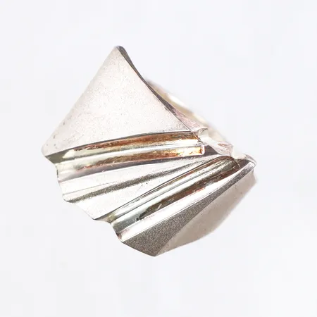 Ring Matti J Hyvärinen, Finland,storlek 18 mm,bredd ca 5.8-15.2 mm,silver 925/1000. Vikt: 9,2 g