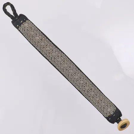 Armband tennbroderi på tyg/läder svart ca 17,2cm bredd 15mm hornknapp