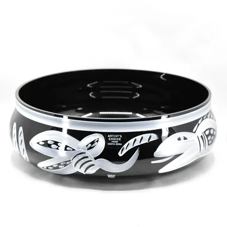 Skål Caramba ur serien Artist's Choice Kosta Boda, Ulrica Hydman Vallien, Ø26cm, höjd ca 10cm, numrerad 7070835, svart glas, handmålad, signerad samt etikettmärkt, kartong. Vikt: 0 g Skickas med postpaket.