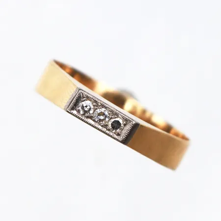 Ring med 3 st små diamanter,gravyr,Rahlens Guldsmeds AB Borås,storlek 19 ½ mm,bredd 3.4-5 mm,18k. Vikt: 2,8 g