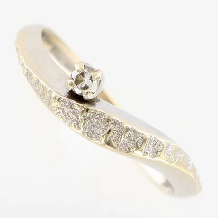 Ring med diamant ca 0,02ct tl:17¾, bredd:2,3-5,8mm, 14K Vikt: 3,6 g