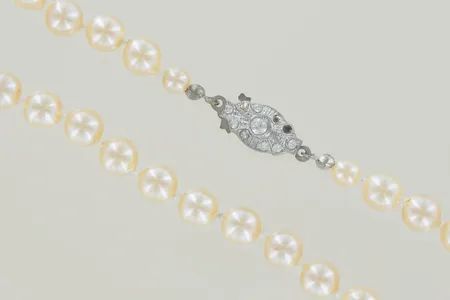 Pärlhalsband syntetiska längd 60 cm bredd 6,9 mm sten saknas