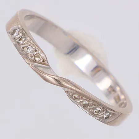 Ring med diamanter 8 x ca 0,005-0,01ct, vitguld, 18K Vikt: 3 g