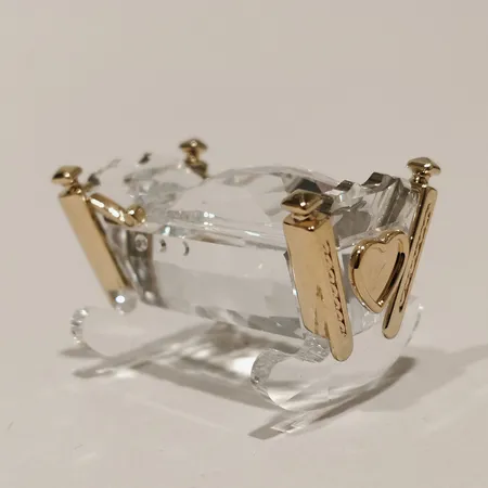 Figurin vagga Swarovski, slipad kristall med guldfärgad metall, längd 30cm, original etui 