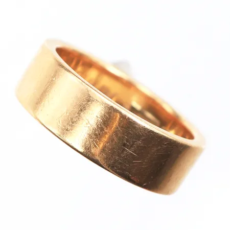 Ring slät med gravyr,storlek 19 mm,bredd 7.2 mm,18k. Vikt: 13,1 g