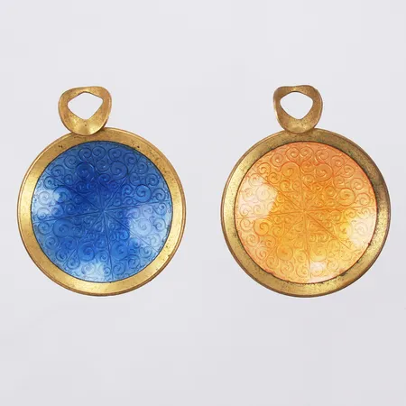 Två askkoppar med färgade emaljer Luxor radio Made in Sweden Ø ca 47mm förgylld metall 