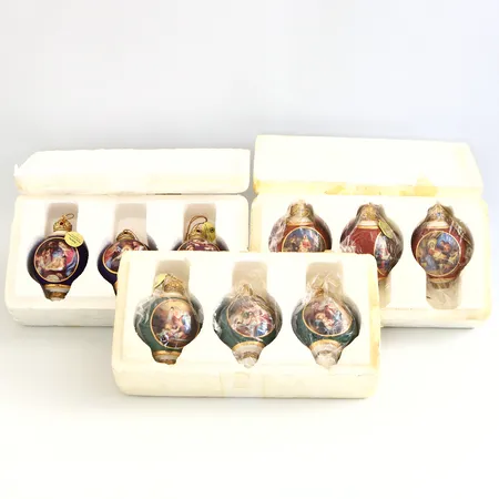 9 julkulor i porslin ca:9cm, Heirloom Porcelain, i frigolitlådor Skickas med paket.