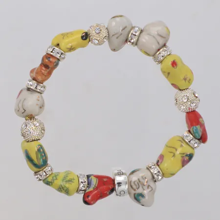 Armband, innermått ca 18cm, gummitråd med målade stenar och vitmetall, Barito Köpenhamn, extra berlocker och tråd, box